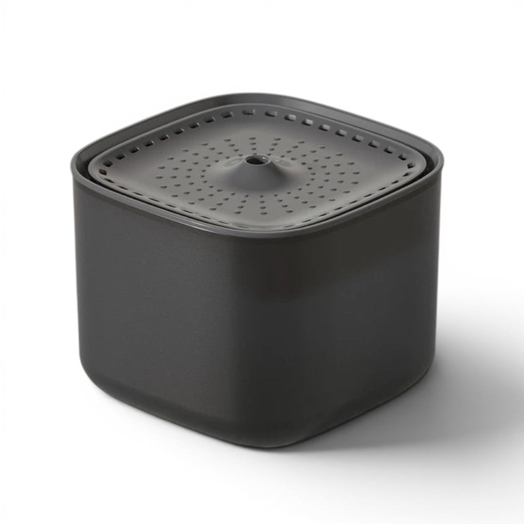 Fontaine à eau pour chat Esprit Chat en plastique gris avec couvercle perforé et bec verseur central.