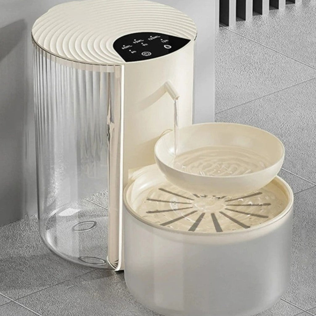 Fontaine à eau automatique Esprit Chat en plastique blanc cassé, avec réservoir transparent et bol distributeur.