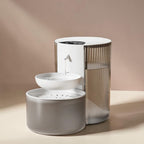 Fontaine à eau automatique en plastique blanc et gris pour chats, avec deux bols et bec verseur.