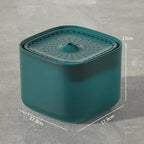 Fontaine à eau pour chat Esprit Chat en plastique bleu sarcelle avec couvercle perforé et bec verseur central.