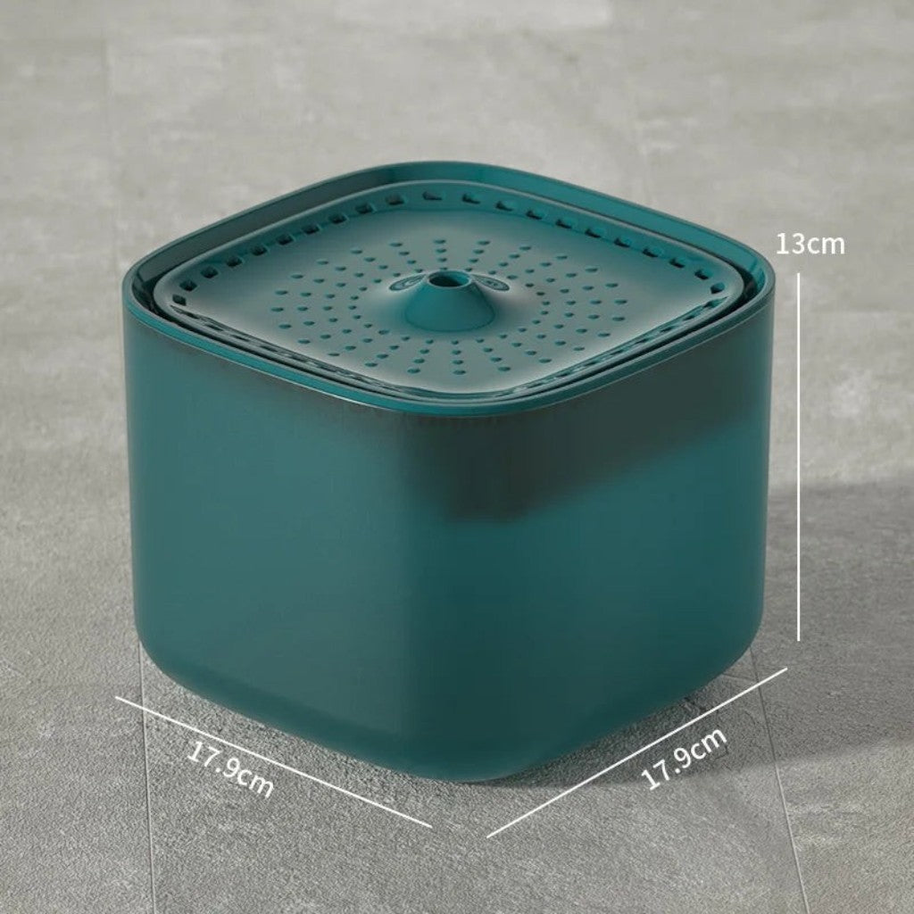 Fontaine à eau pour chat Esprit Chat en plastique bleu sarcelle avec couvercle perforé et bec verseur central.