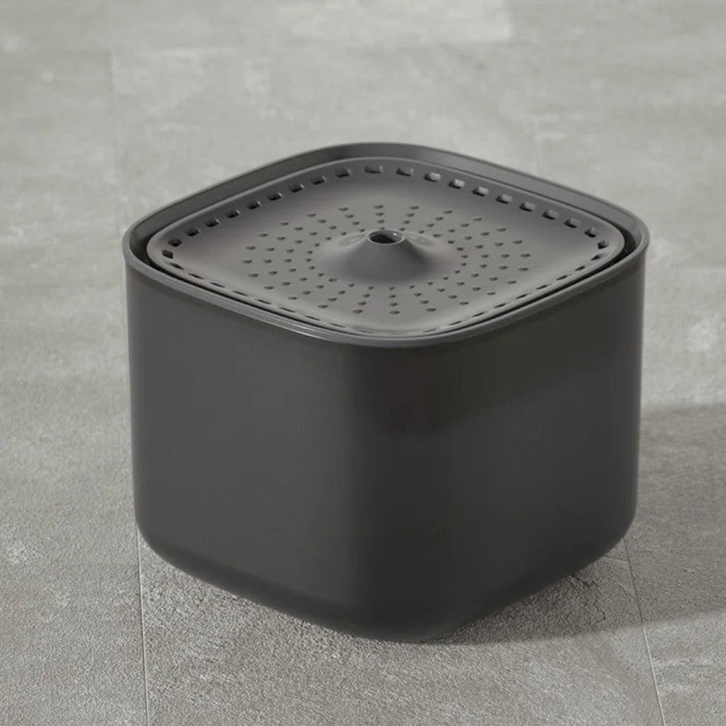 Fontaine à eau pour chat Esprit Chat en plastique gris avec couvercle perforé pour une distribution d'eau douce.