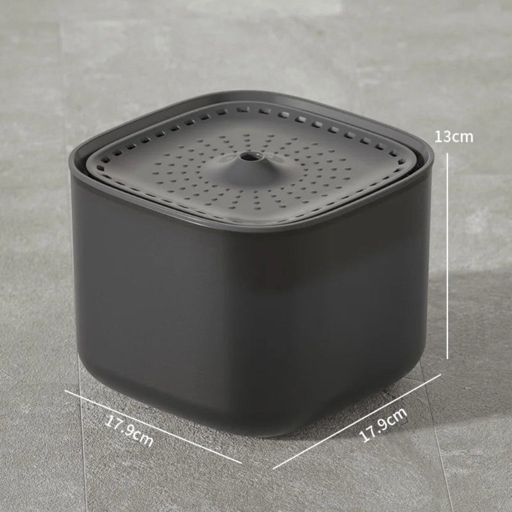 Fontaine à eau automatique Esprit Chat en plastique gris, 17.9x17.9x13cm, avec couvercle perforé.