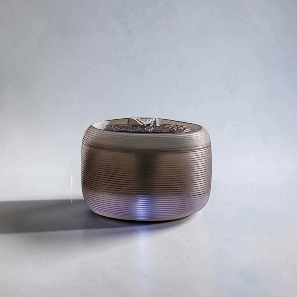 Fontaine à eau pour chat Esprit Chat en plastique noir et transparent avec lumière LED bleue, ultra silencieuse et filtrante.