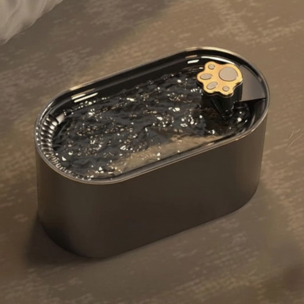 Fontaine à eau design pour chat en plastique noir avec un motif patte de chat doré sur le dessus.