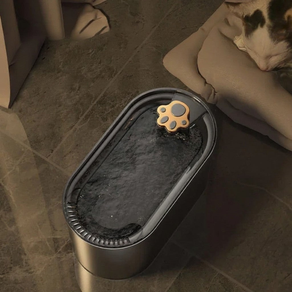 Fontaine à eau design pour chat Esprit Chat en plastique noir avec un décor de patte dorée, capacité 3L.