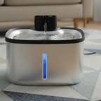 Fontaine à eau en acier inoxydable argenté pour chat LABEKA, avec indicateur de niveau bleu.