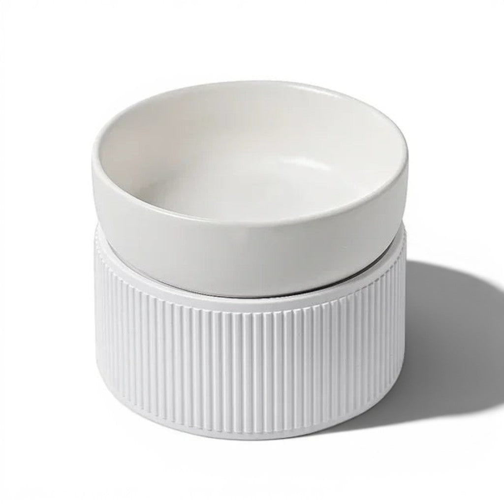 Gamelle Esprit Chat blanche en céramique sur support surélevé strié pour une alimentation confortable du chat