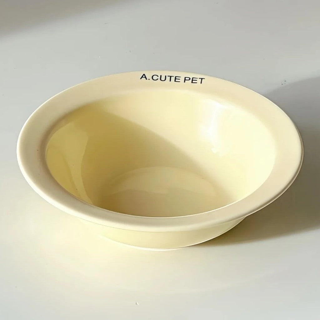 Gamelle pour chat Esprit Chat en céramique ronde de couleur crème avec inscription A.CUTE PET sur le bord