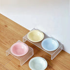 Gamelle double Esprit Chat en céramique aux tons pastel sur support en acrylique transparent pour chat