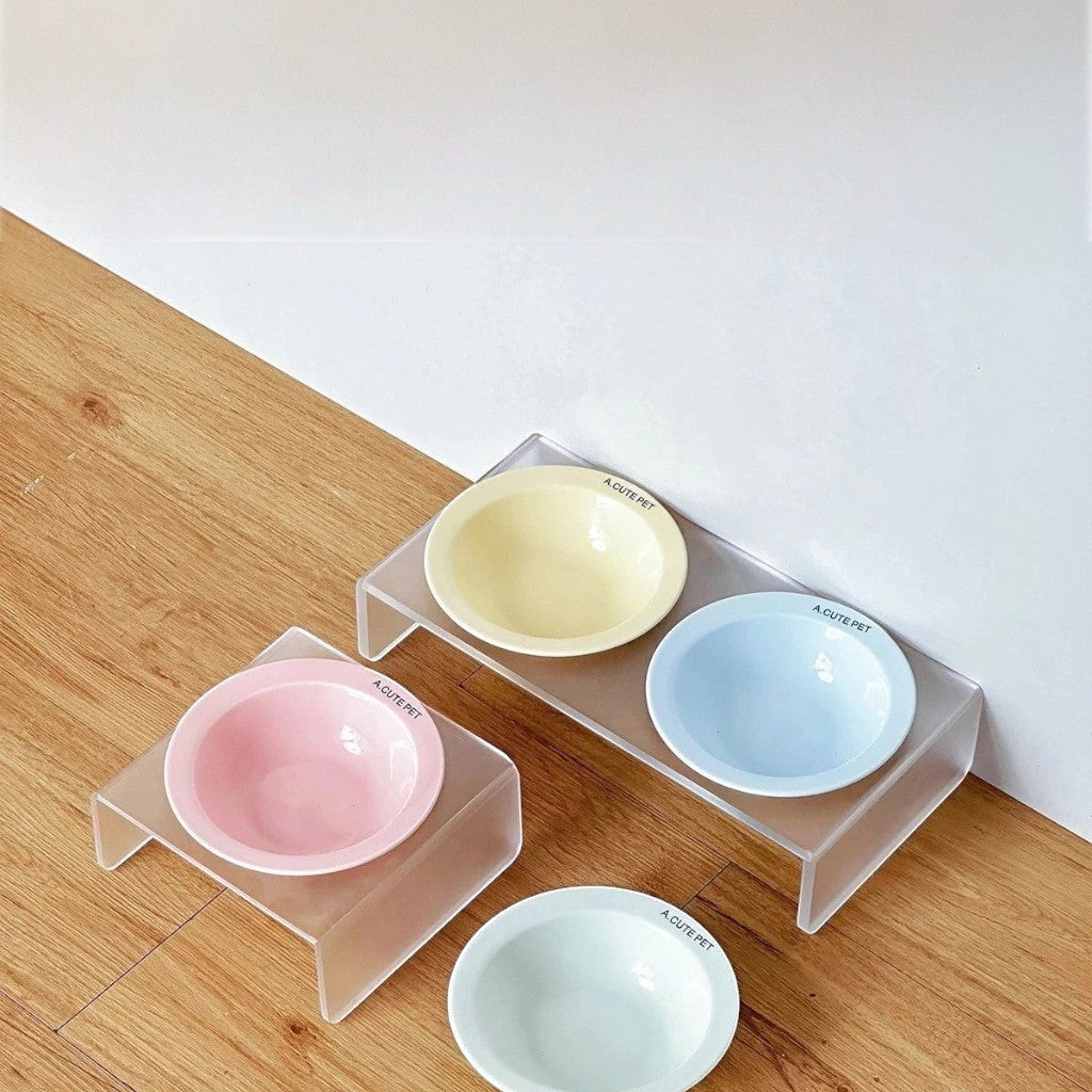 Gamelle double Esprit Chat en céramique aux tons pastel sur support en acrylique transparent pour chat