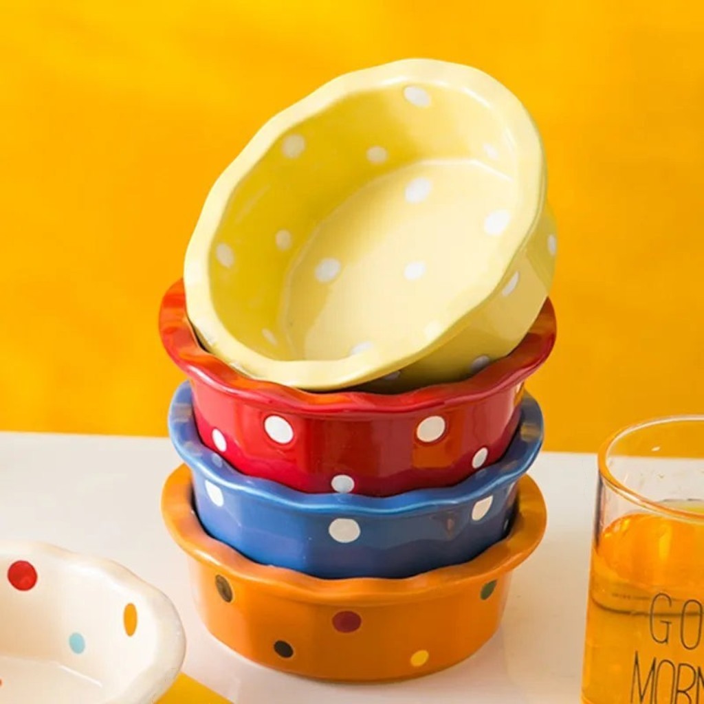 Gamelle Esprit Chat ronde en céramique colorée à pois pour chat empilée sur une table