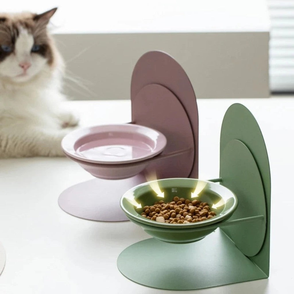 Gamelle en céramique Esprit Chat avec support réglable pour chat, disponible en rose et vert sur une table