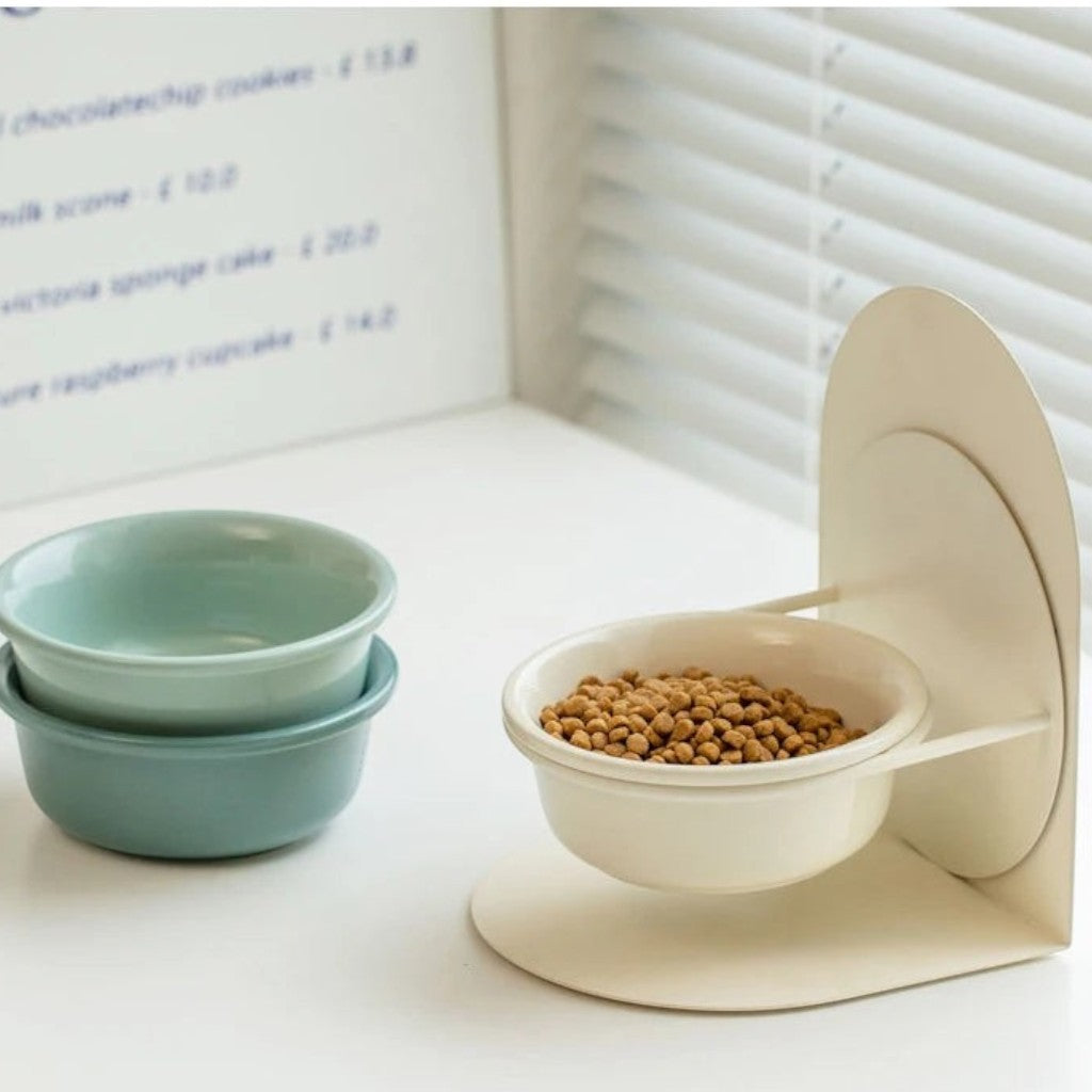 Gamelle pour chat Esprit Chat en céramique beige avec support réglable et bols empilables vert pastel