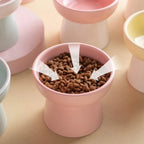 Gamelle surélevée pour chat Esprit Chat en céramique rose avec des croquettes, design ergonomique arrondi
