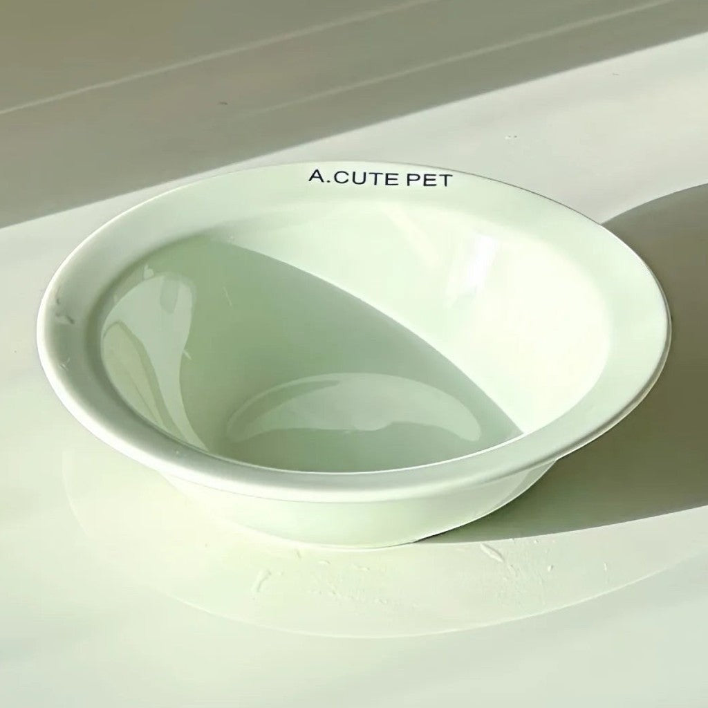 Gamelle pour chat Esprit Chat en céramique ronde de couleur vert pâle avec inscription A.CUTE PET sur le bord