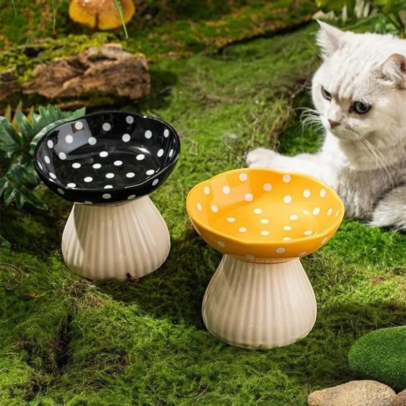 Gamelles pour chat Esprit Chat en forme de champignon, design ergonomique en résine, coloris noir et jaune à pois.