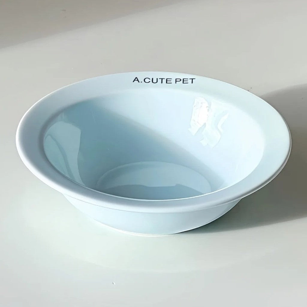 Gamelle pour chat Esprit Chat en céramique bleu clair arrondie avec inscription A.CUTE PET, design moderne et épuré