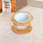 Gamelle pour chat Esprit Chat surélevée en céramique blanche avec support en bois naturel en forme de fleur