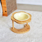 Gamelle pour chat Esprit Chat surélevée en céramique crème avec support en bois naturel en forme de fleur
