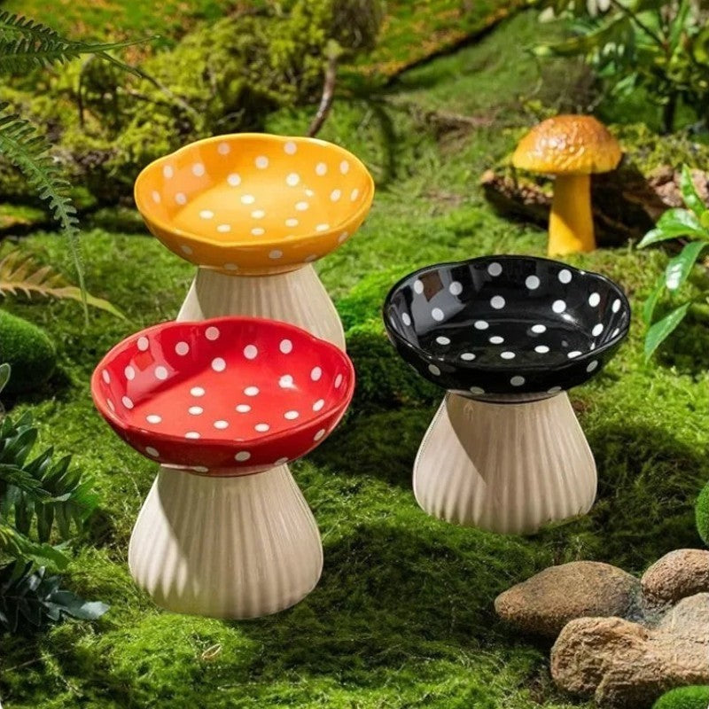 Gamelle pour chat Esprit Chat en forme de champignon coloré en résine, idéale pour une décoration de jardin féerique.