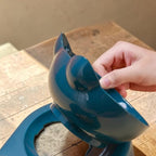 Gamelle ergonomique Esprit Chat en plastique bleu canard avec distributeur d'eau intégré, forme arrondie.