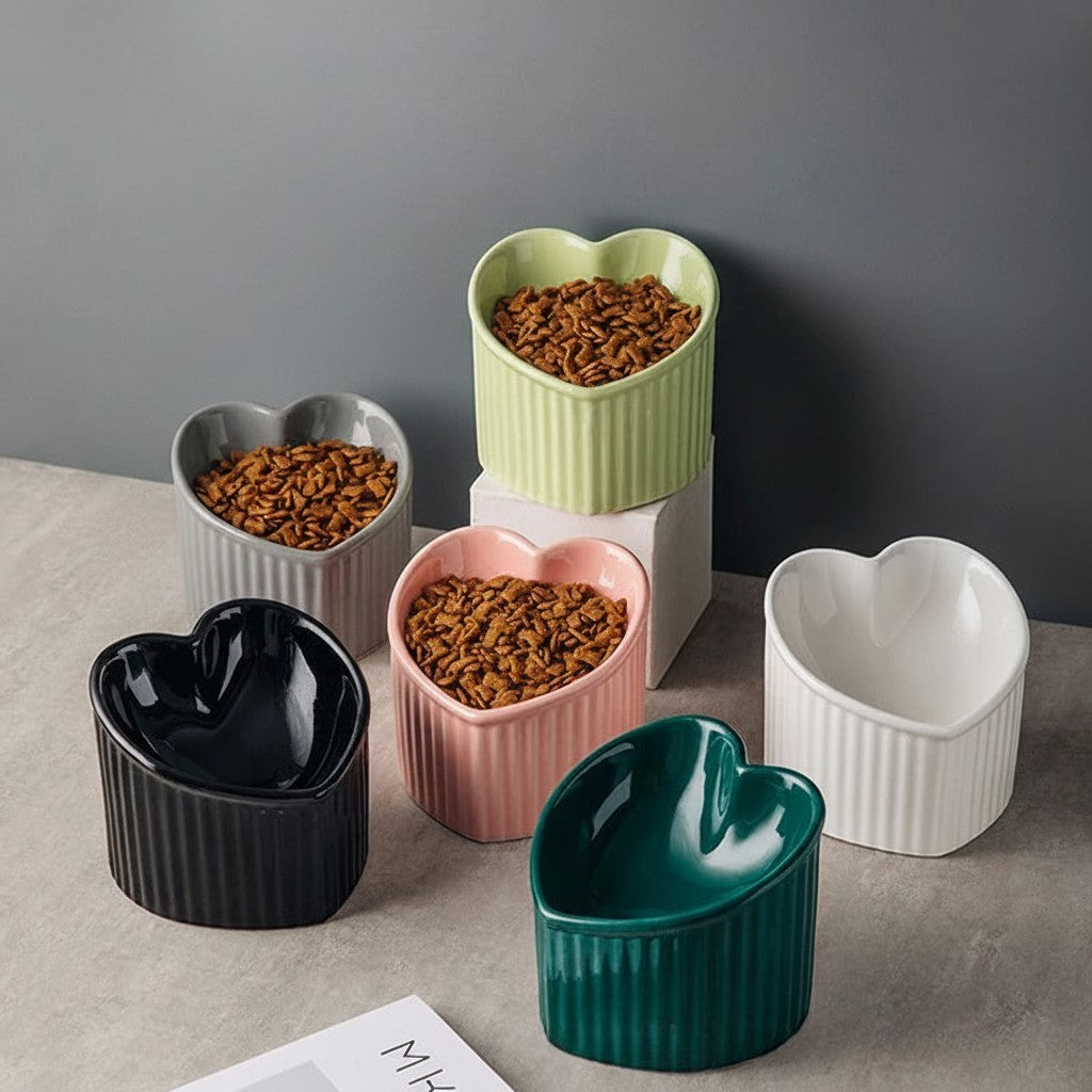 Gamelle Esprit Chat en forme de coeur en céramique inclinée pour une alimentation confortable et ergonomique