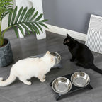 Gamelle double Esprit Chat en acier inoxydable sur support noir avec un chat blanc et un chat noir qui mangent