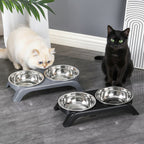 Deux gamelles doubles Esprit Chat en acier inoxydable sur supports surélevés avec un chat blanc et un chat noir
