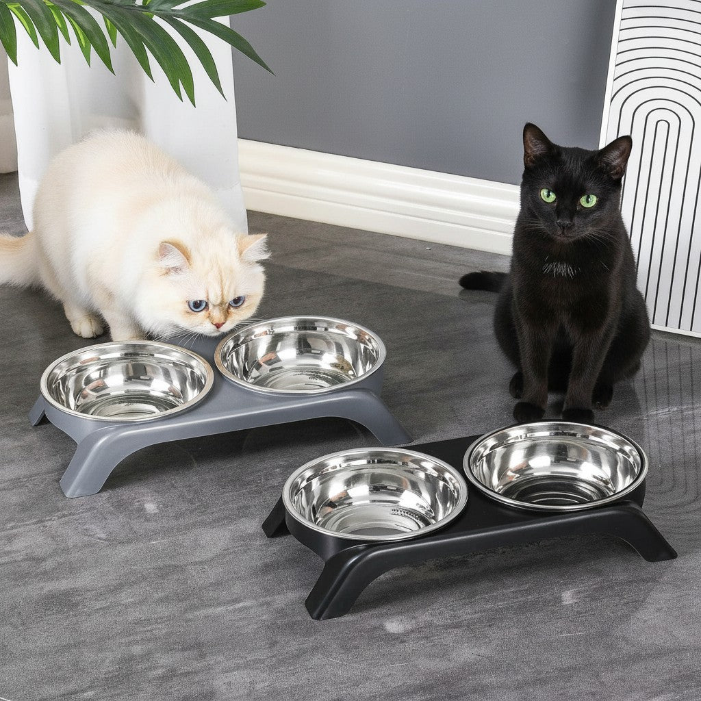 Deux gamelles doubles Esprit Chat en acier inoxydable sur supports surélevés avec un chat blanc et un chat noir
