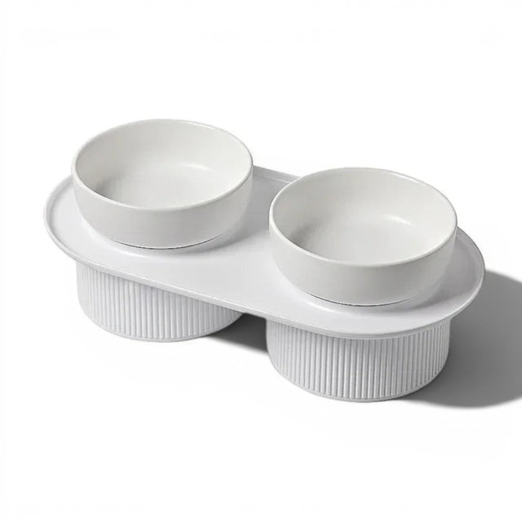 Gamelle double Esprit Chat en céramique blanche sur support surélevé pour chat, design ergonomique et minimaliste