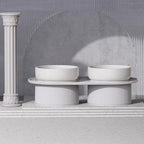 Gamelle double Esprit Chat en céramique blanche sur support surélevé pour le confort cervical des chats
