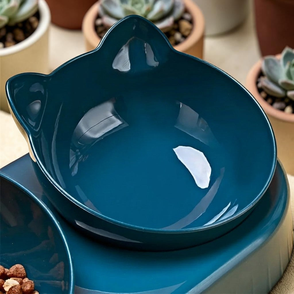 Gamelle ergonomique Esprit Chat en plastique bleu canard, forme de chat, inclinée à 15° pour protéger la colonne vertébrale.