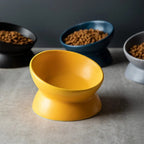 Gamelle inclinée Esprit Chat en céramique jaune pour chat, design ergonomique surélevé pour une alimentation confortable