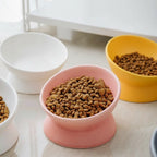 Gamelle inclinée Esprit Chat en céramique rose pour chat, idéale pour une alimentation ergonomique et confortable.