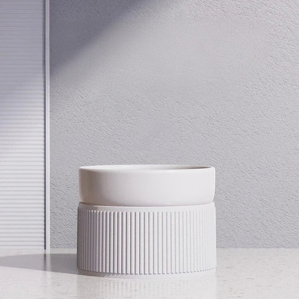 Gamelle surélevée Esprit Chat en céramique blanche avec support texturé pour le confort cervical des chats