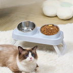 Gamelle surélevée Esprit Chat avec deux bols en acier inoxydable pour chat sur un tapis blanc