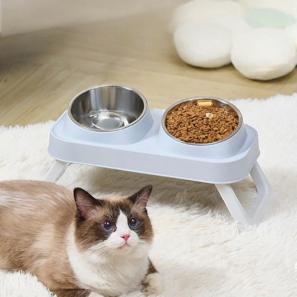 Gamelle surélevée Esprit Chat avec deux bols en acier inoxydable pour chat sur un tapis blanc