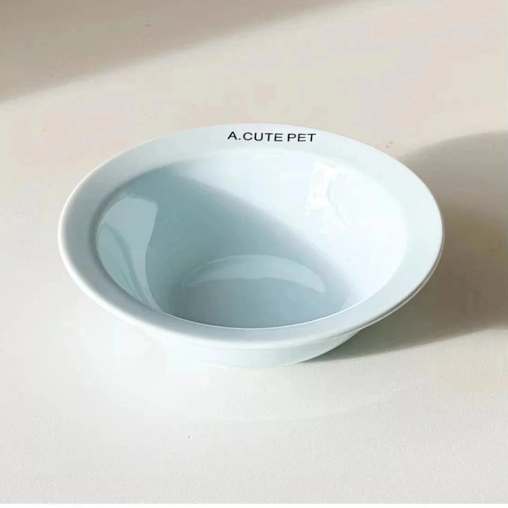 Gamelle surélevée pour chat Esprit Chat en céramique blanche avec inscription A.CUTE PET sur le rebord