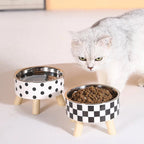 Gamelles Esprit Chat en acier inoxydable sur pieds en bois, motifs pois et damier, pour chat.