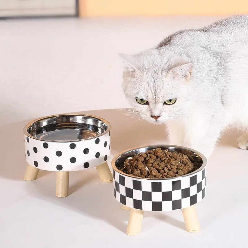 Gamelles Esprit Chat en acier inoxydable sur pieds en bois, motifs pois et damier, pour chat.