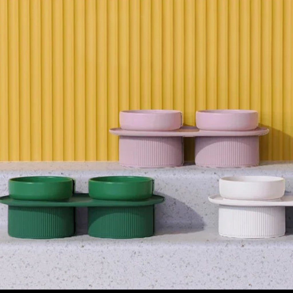 Gamelles Esprit Chat surélevées en céramique, disponibles en blanc, rose et vert, design moderne et ergonomique.