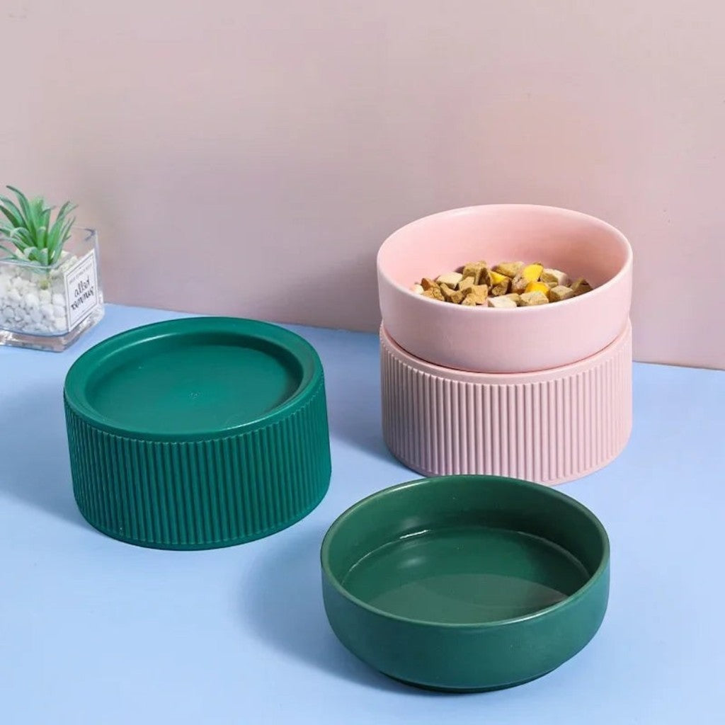 Gamelles surélevées Esprit Chat en céramique rose et verte avec support strié pour une alimentation confortable