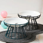 Gamelles Esprit Chat en céramique blanche sur supports en métal, design ergonomique pour le confort des moustaches.