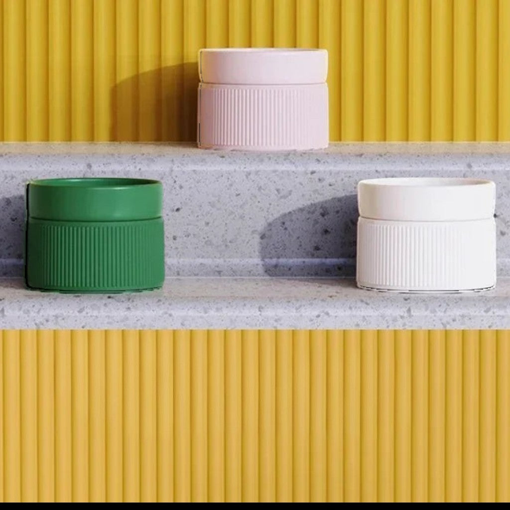 Gamelles surélevées en céramique Esprit Chat en blanc, rose et vert, design moderne et ergonomique pour animaux