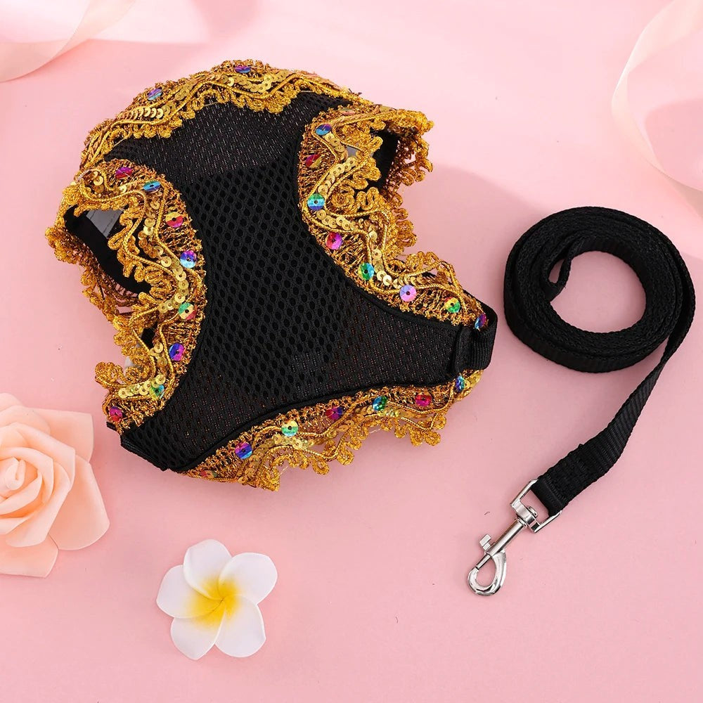 Gilet harnais pour chat Esprit Chat noir avec bordures dorées à paillettes et laisse assortie sur fond rose