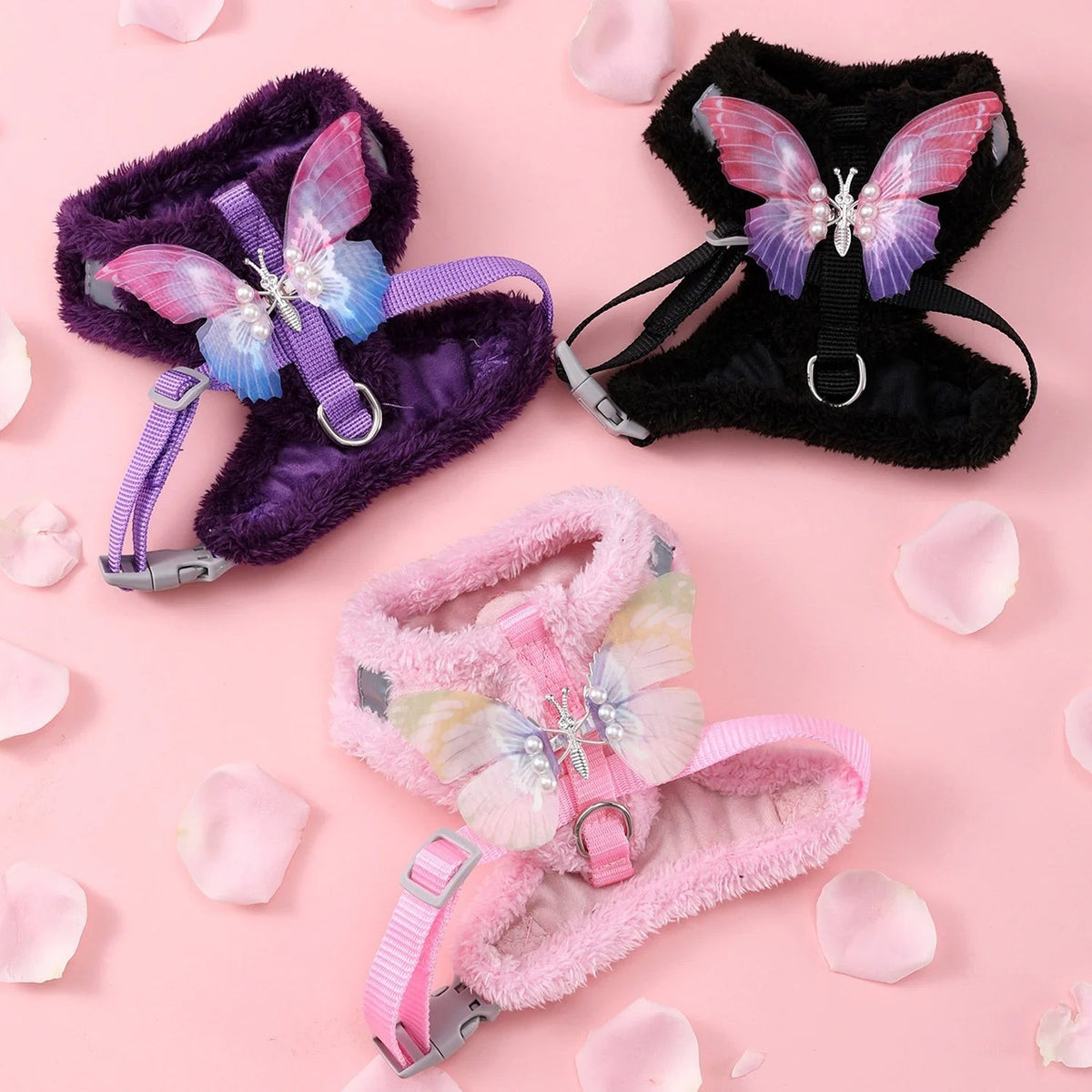 Gilet harnais pour chat Esprit Chat en peluche douce avec décoration papillon colorée, disponible en trois couleurs.