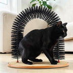 Chat noir utilisant un gratte-dos Esprit Chat en forme d'arche avec brosses noires et base en tapis beige