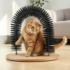 Chat roux se frottant contre un gratte-dos Esprit Chat en forme d'arche avec brosses noires et base en sisal