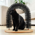 Chat noir utilisant un gratte-dos Esprit Chat en forme d'arche avec brosses noires sur socle en tapis beige